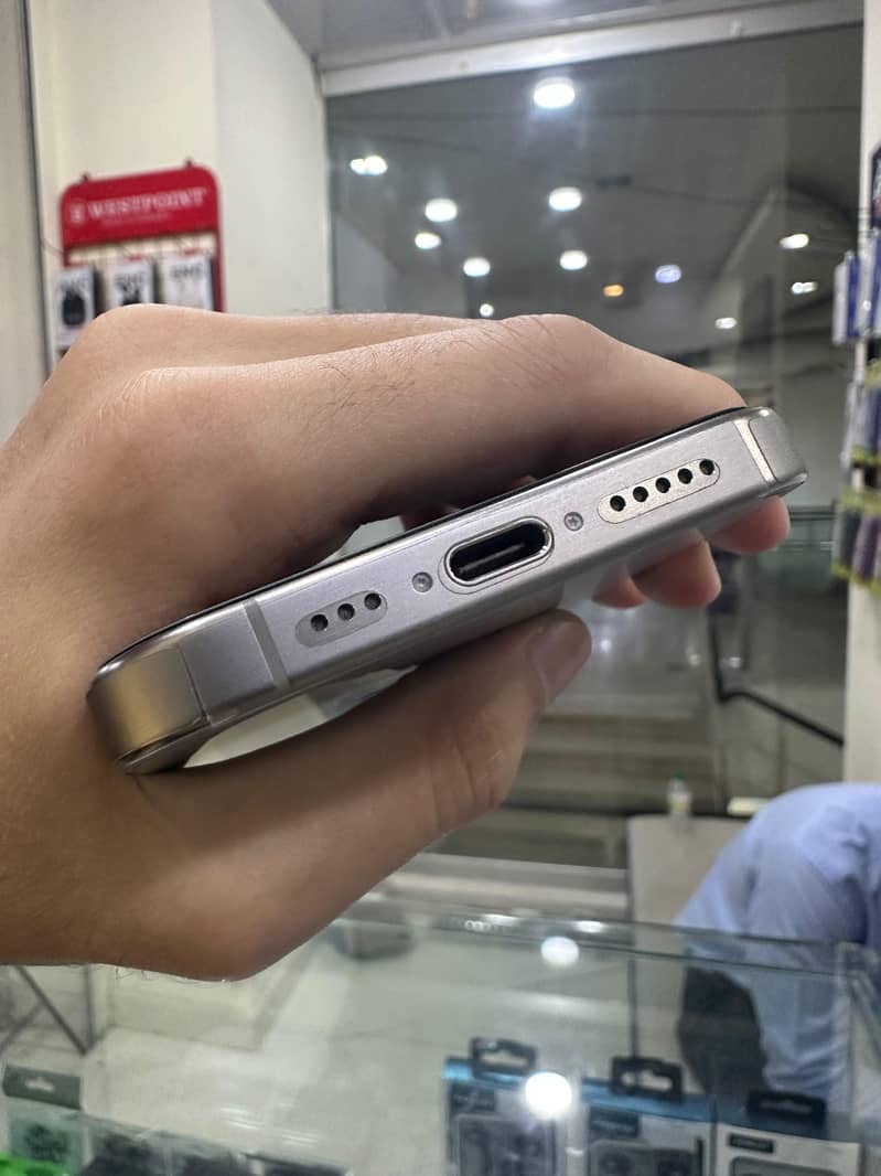 Apple iPhone 15 Pro 4
