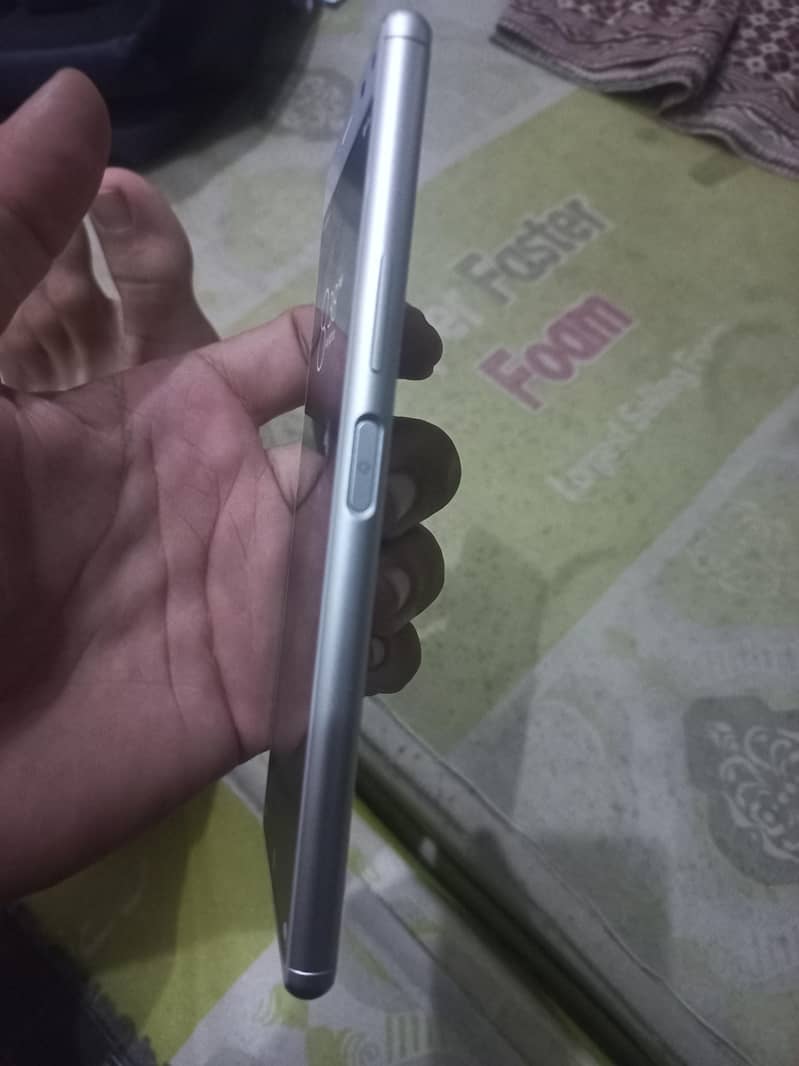 Sony Xperia 8 2