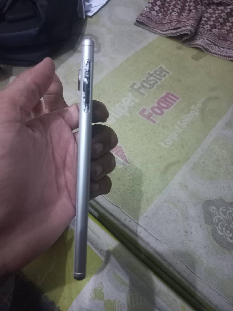 Sony Xperia 8 4