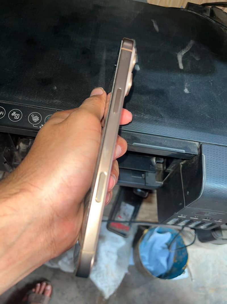 Apple iPhone 16 Pro Max 1