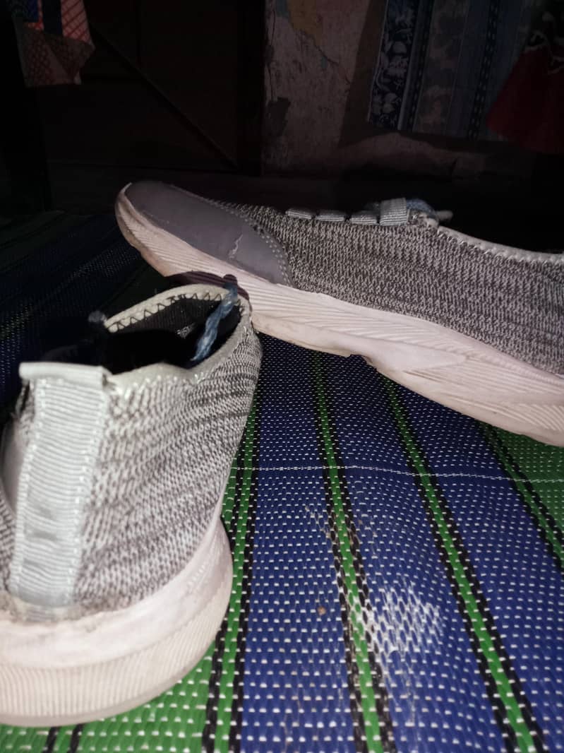 Grey sneaker 3