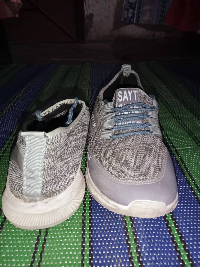 Grey sneaker 4