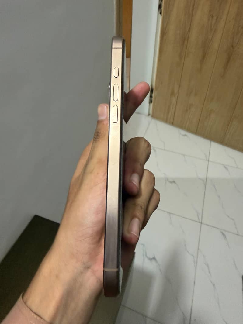 Apple iPhone 16 Pro Max 4