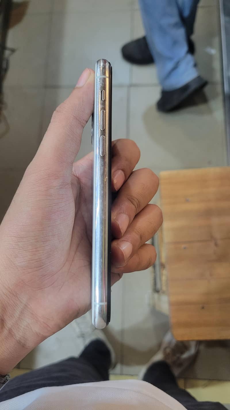 Apple iPhone 11 Pro 1