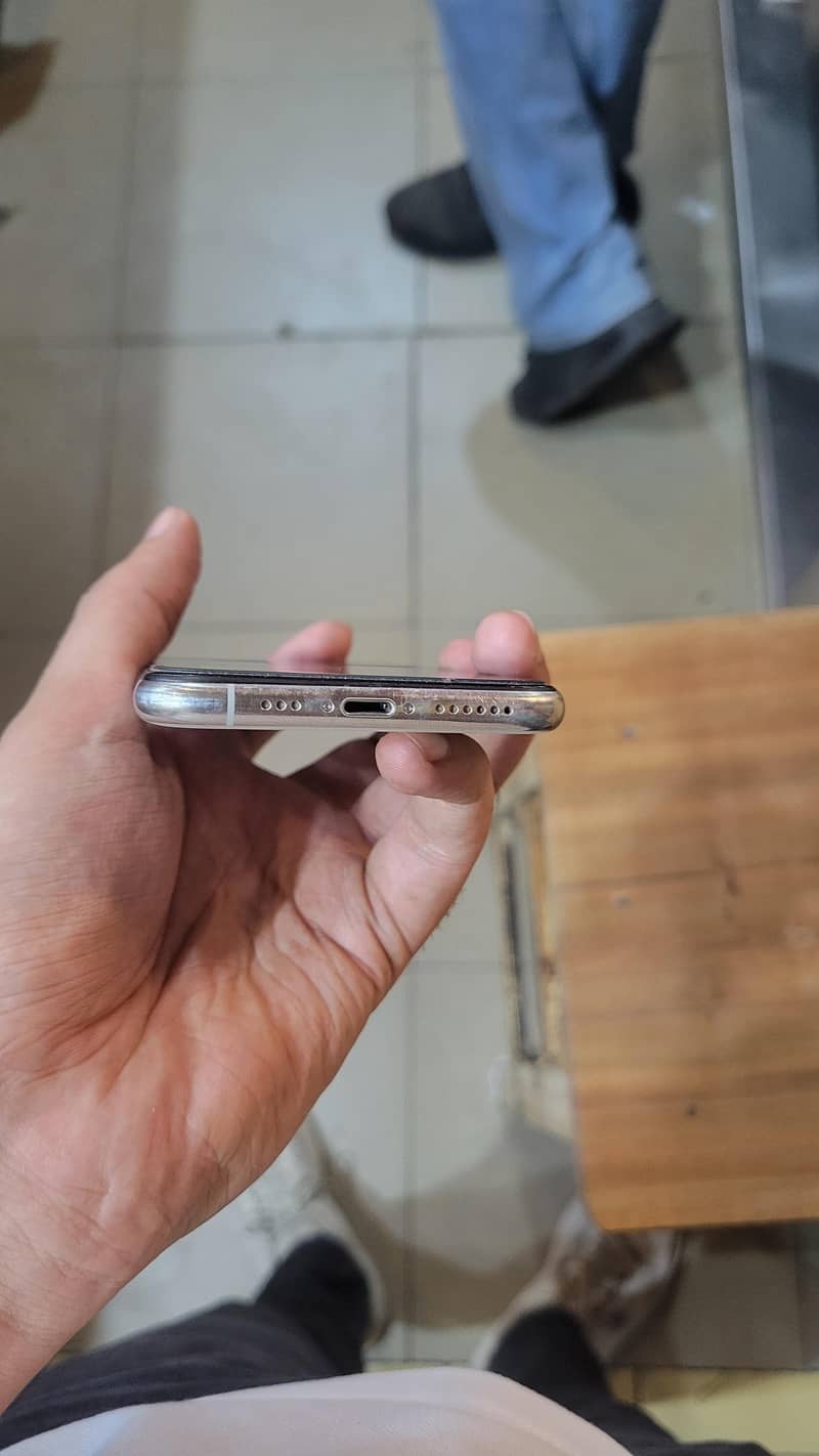 Apple iPhone 11 Pro 4