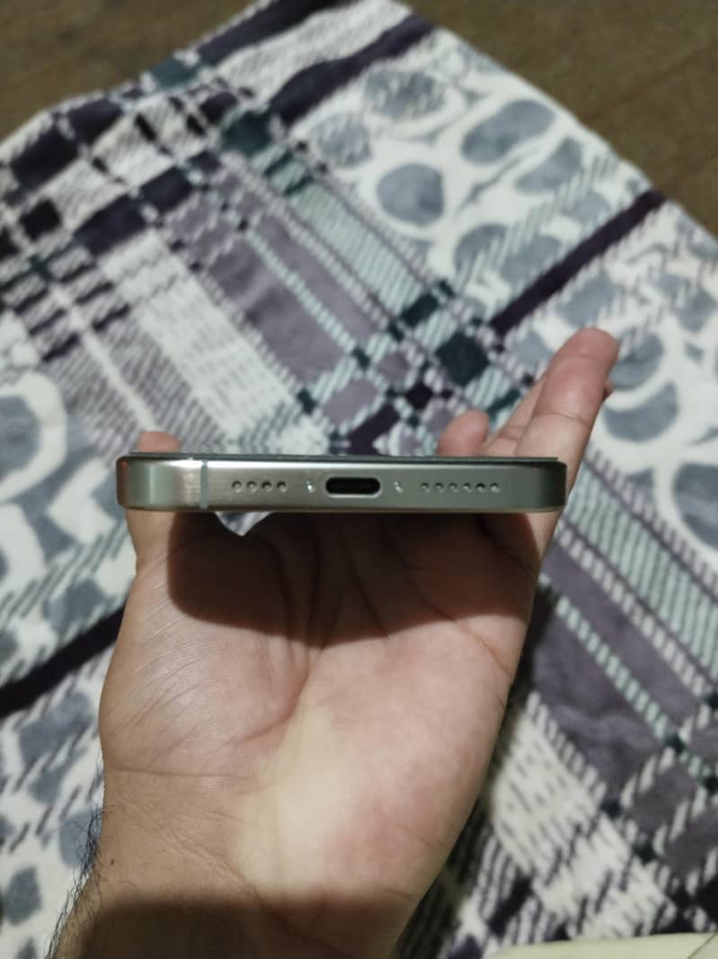 Apple iPhone 15 Pro Max 3