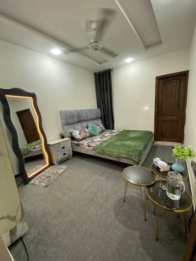 Rawalpindi satellite town main commerical room available daily weekly basic