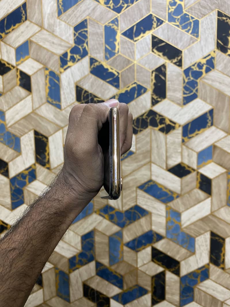 Apple iPhone XS Max 7