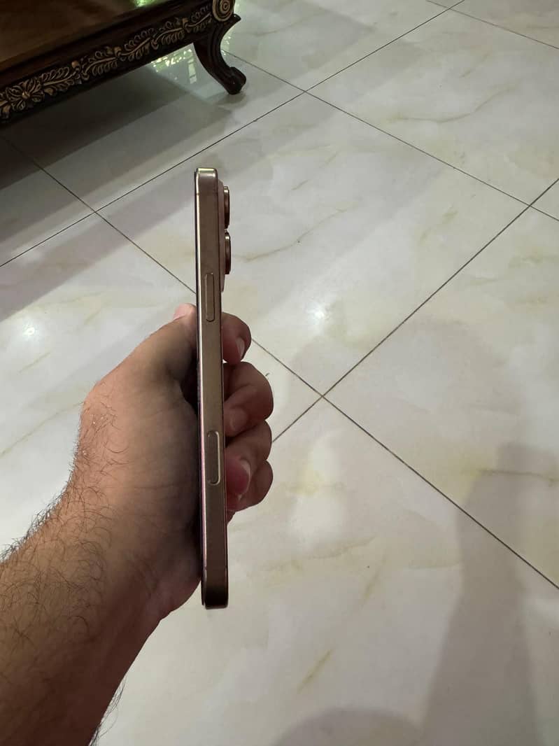 Apple iPhone 16 Pro Max 4