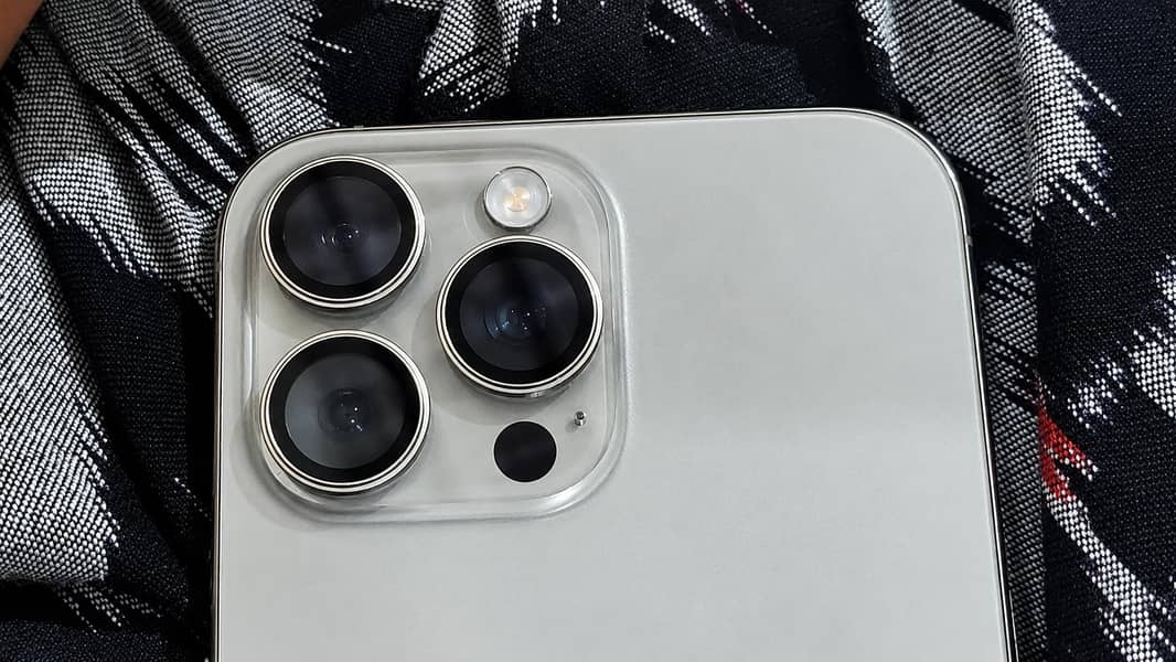 Apple iPhone 16 Pro Max 1