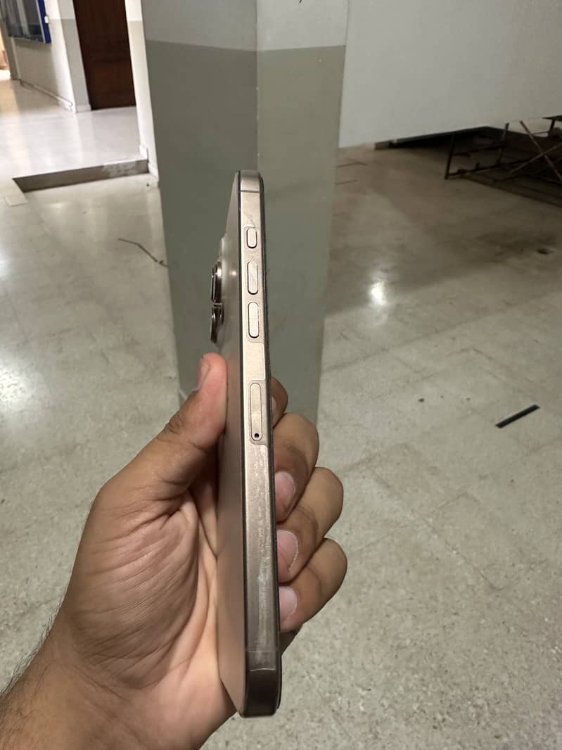 Apple iPhone 16 Pro Max 4