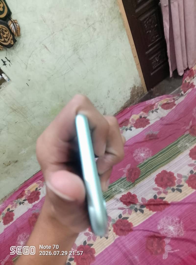 iPhone 11 4