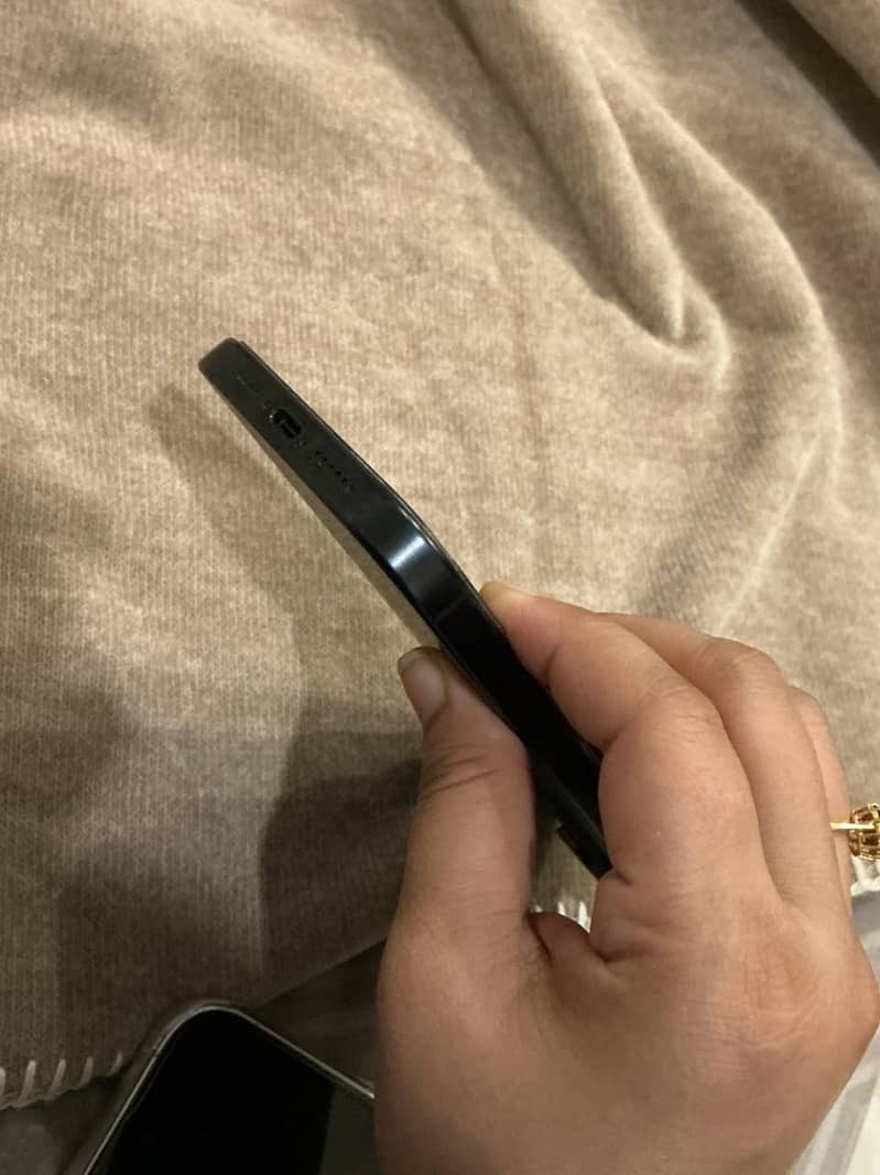 iPhone 15 pro max j. v 4