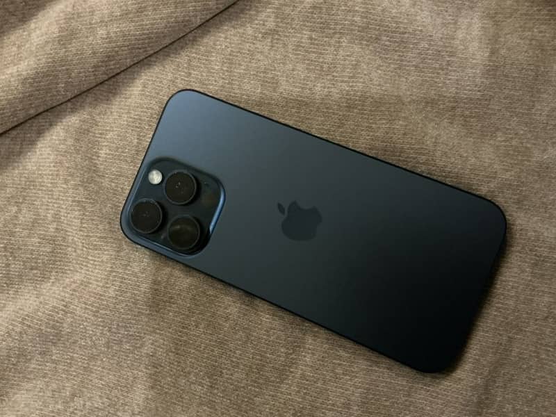 iPhone 15 pro max j. v 6