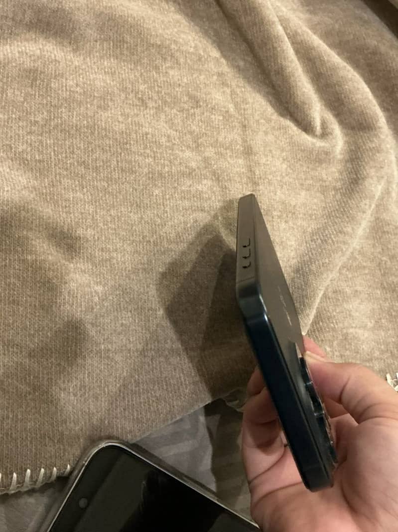 iPhone 15 pro max j. v 7