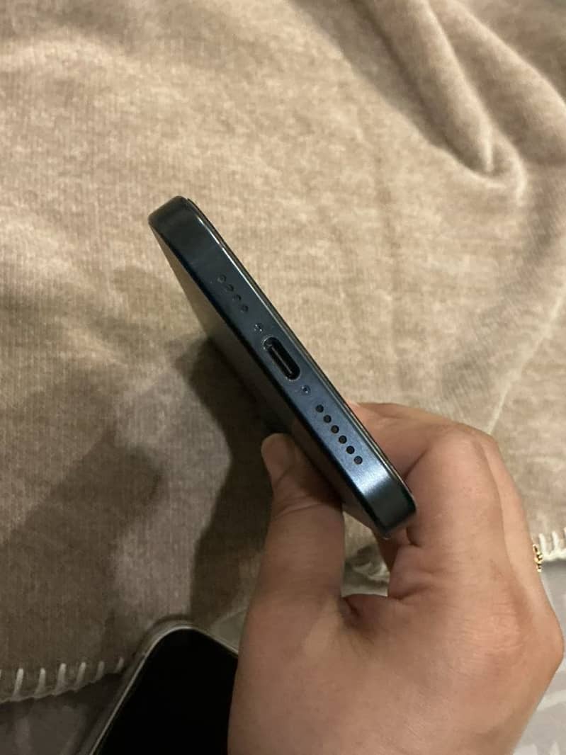 iPhone 15 pro max j. v 11
