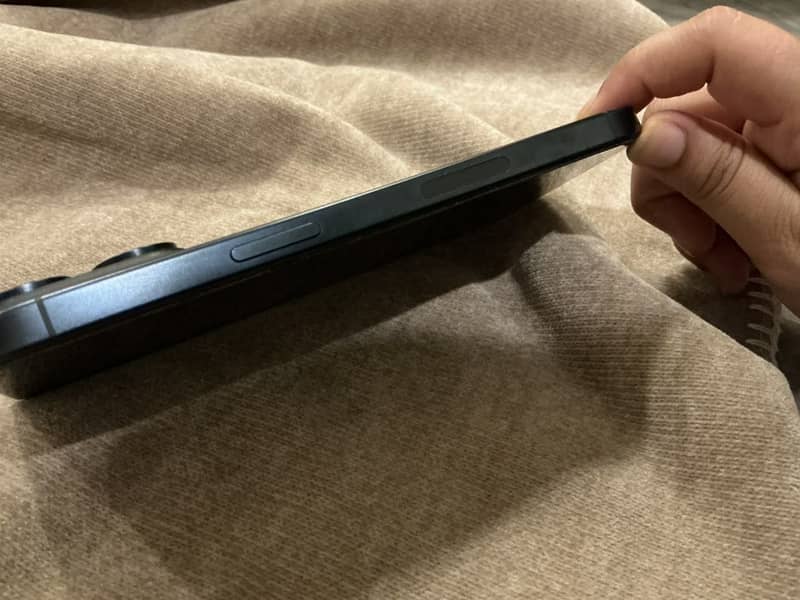 iPhone 15 pro max j. v 12