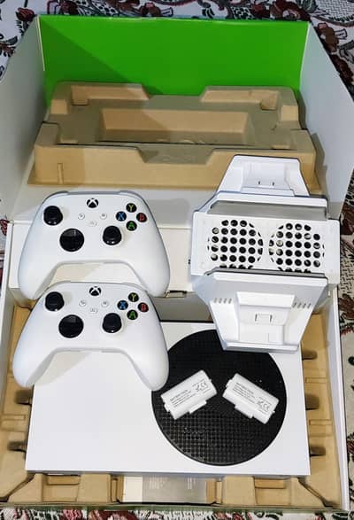 Xbox Series S - 2 Original Controllers & 2 Batteries -Special For GTA6