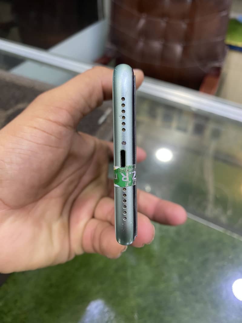 Apple iPhone 11 3