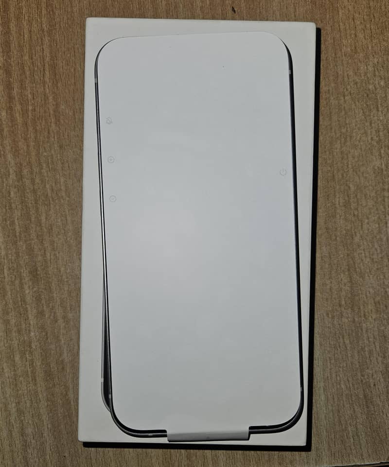 Apple iPhone 16e 1