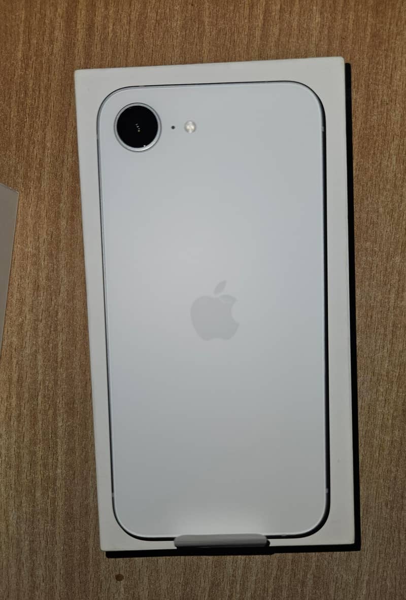 Apple iPhone 16e 2
