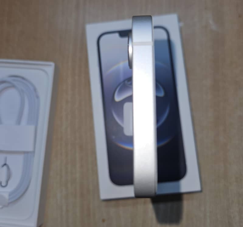 Apple iPhone 16e 3