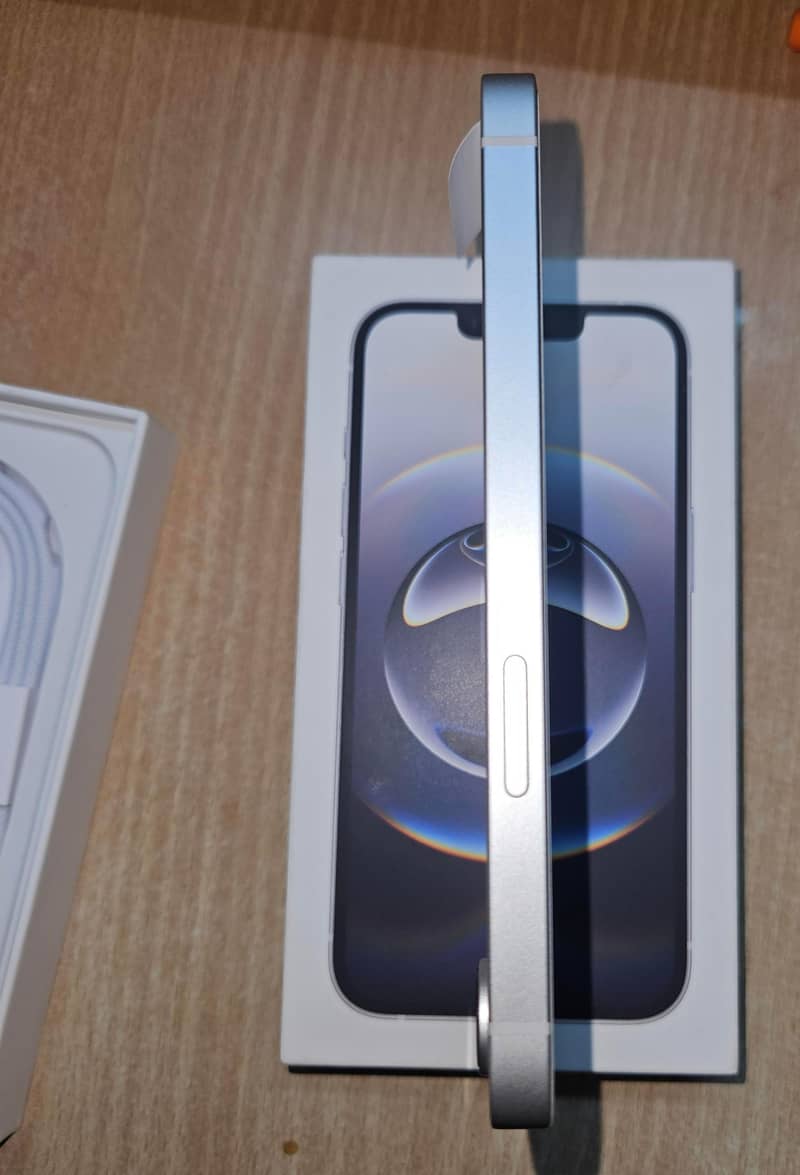 Apple iPhone 16e 5