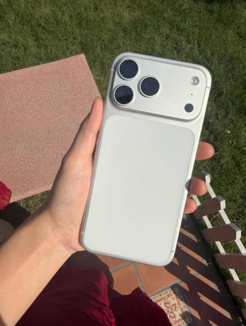 Apple iPhone 17 Pro Max 4