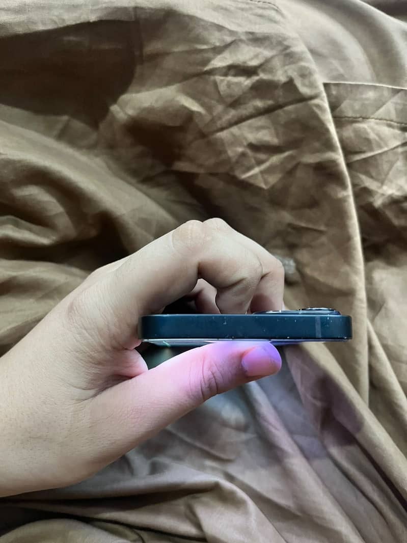 Apple iPhone 13 4