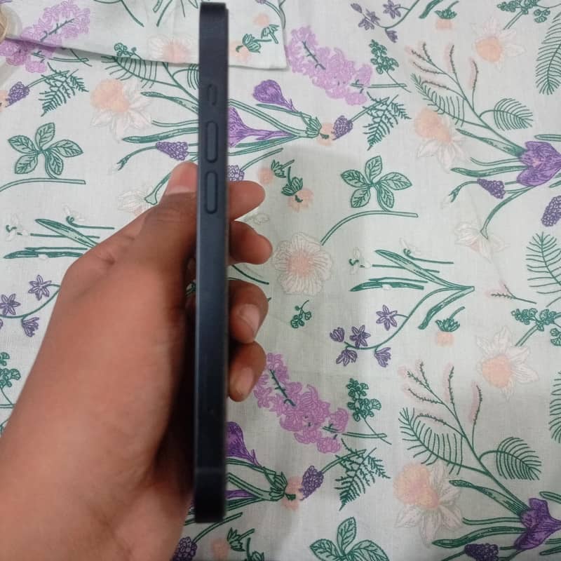 Apple iPhone 13 2