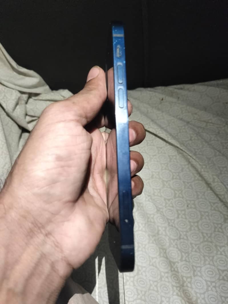 Apple iPhone 12 4