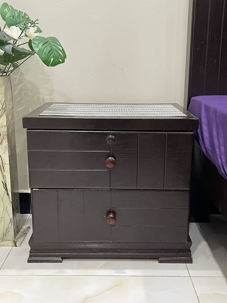 Bed with side tables, dressing 1