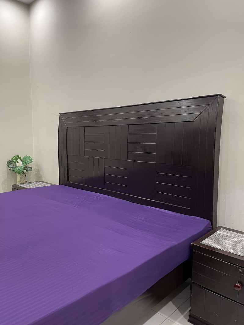 Bed with side tables, dressing 2