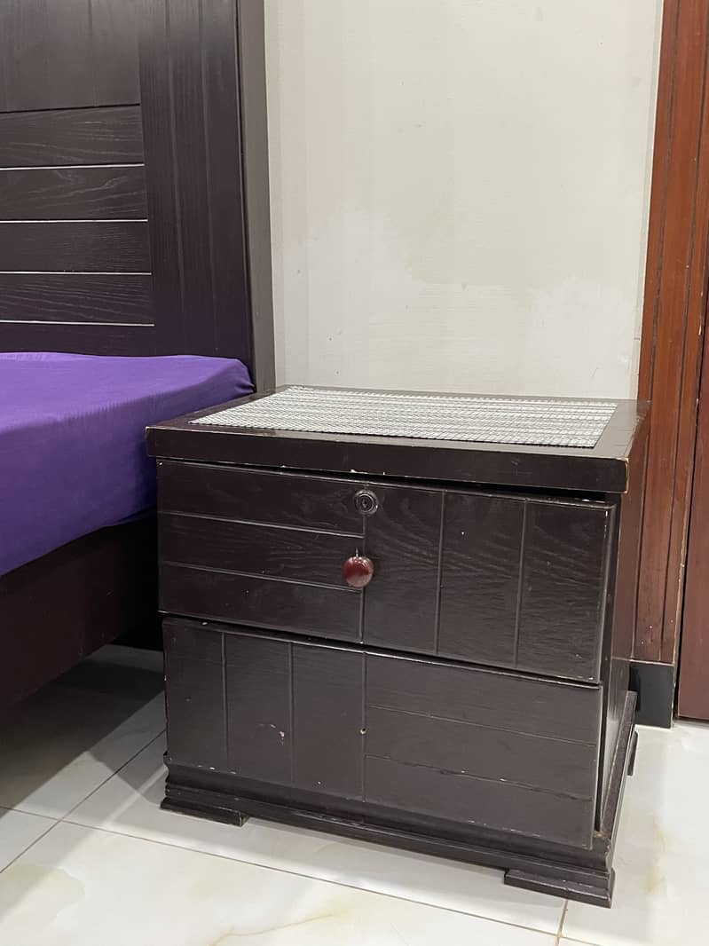 Bed with side tables, dressing 4