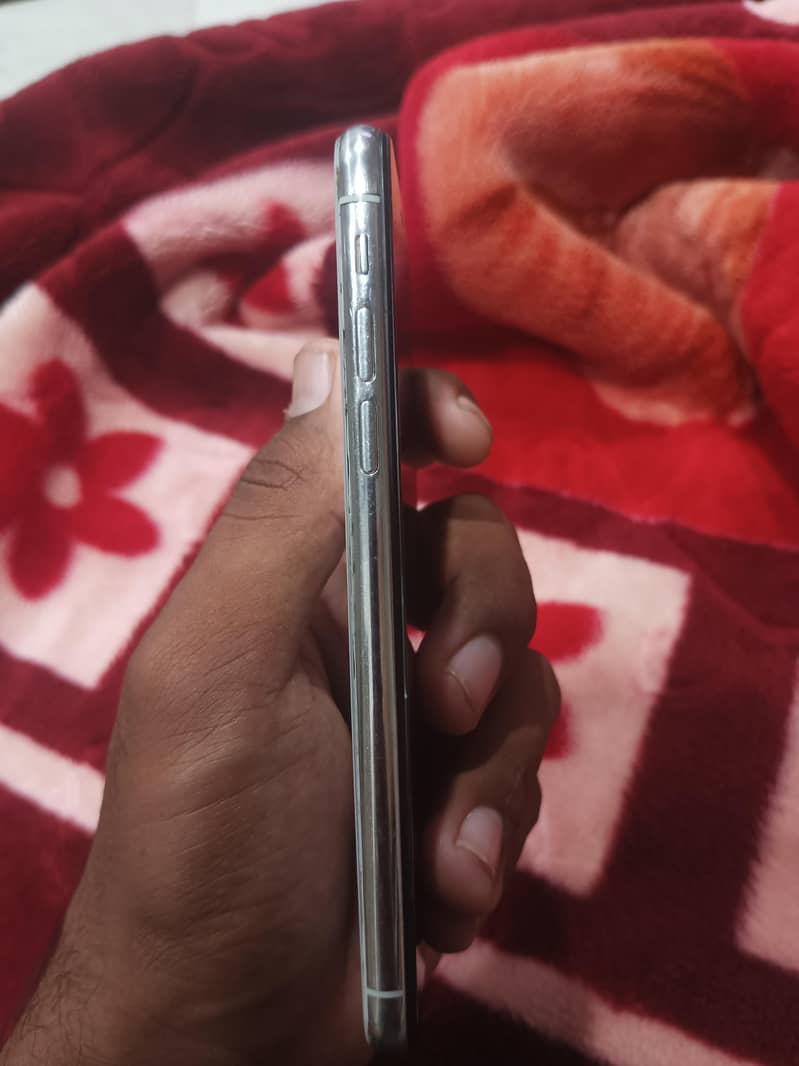 Apple iPhone X 3