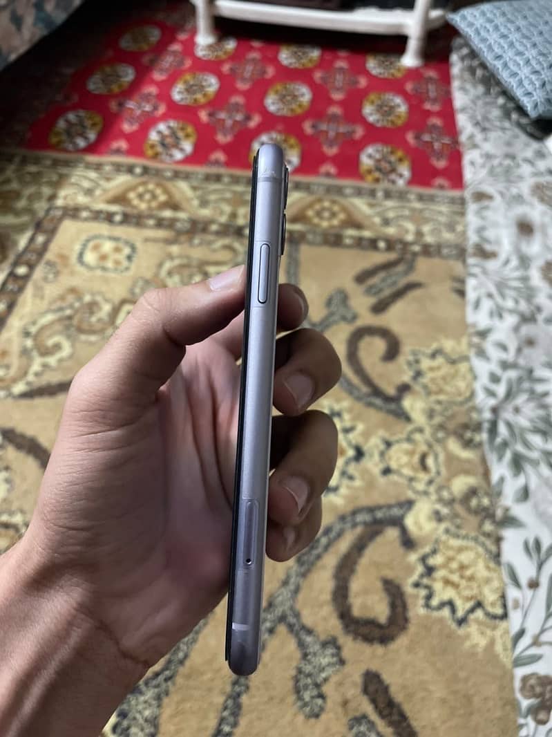 Apple iPhone 11 4