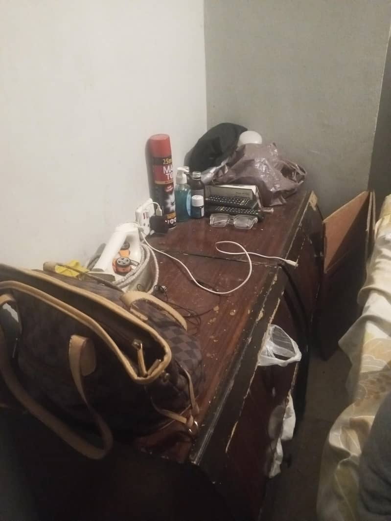 bed sets and dressing table 0