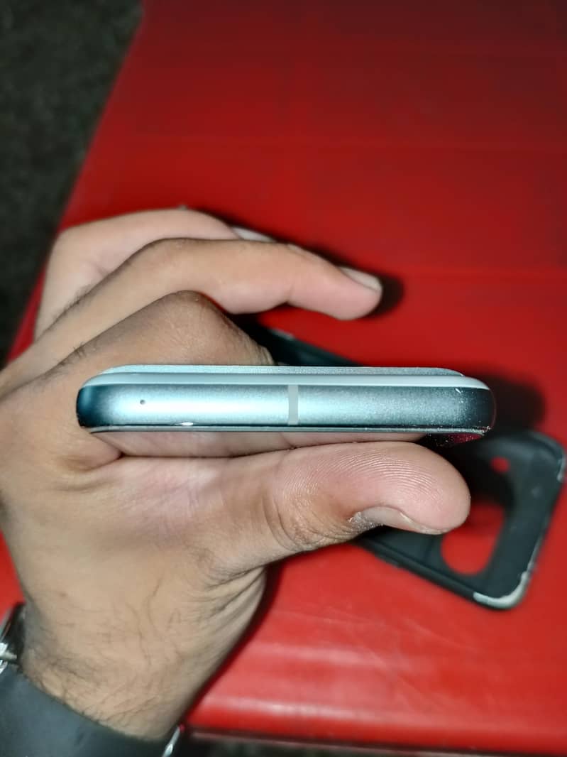 Google Pixel 8 4