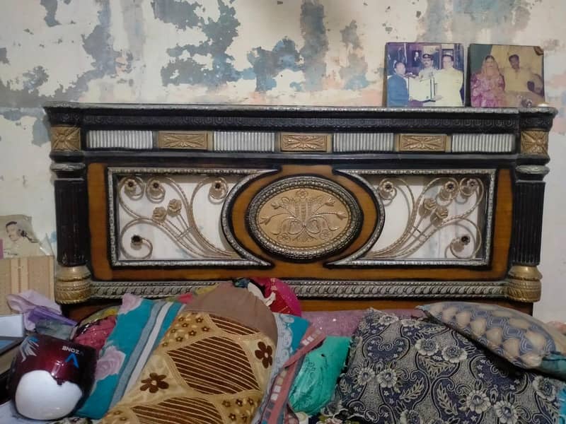 bed and sidetables 1