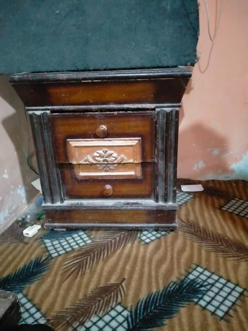 bed and sidetables 2