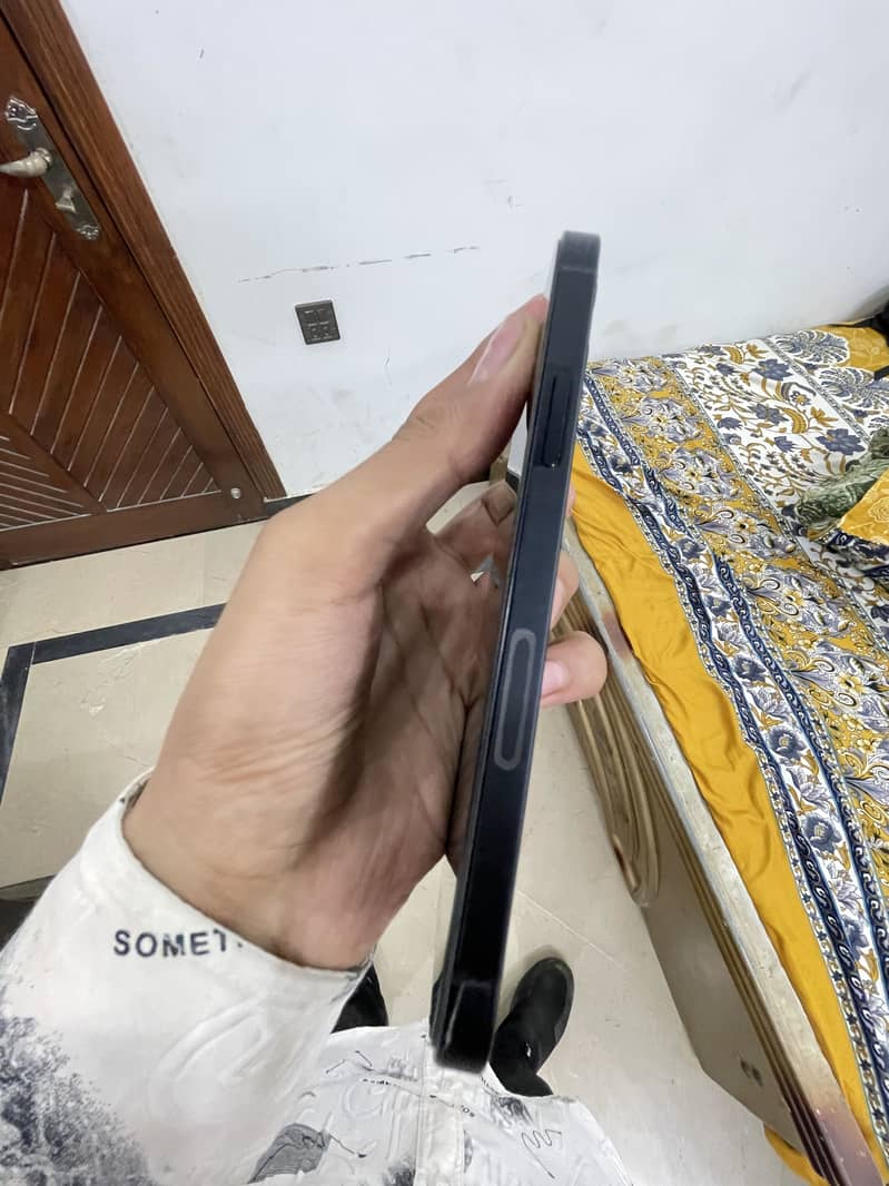 Apple iPhone 12 4