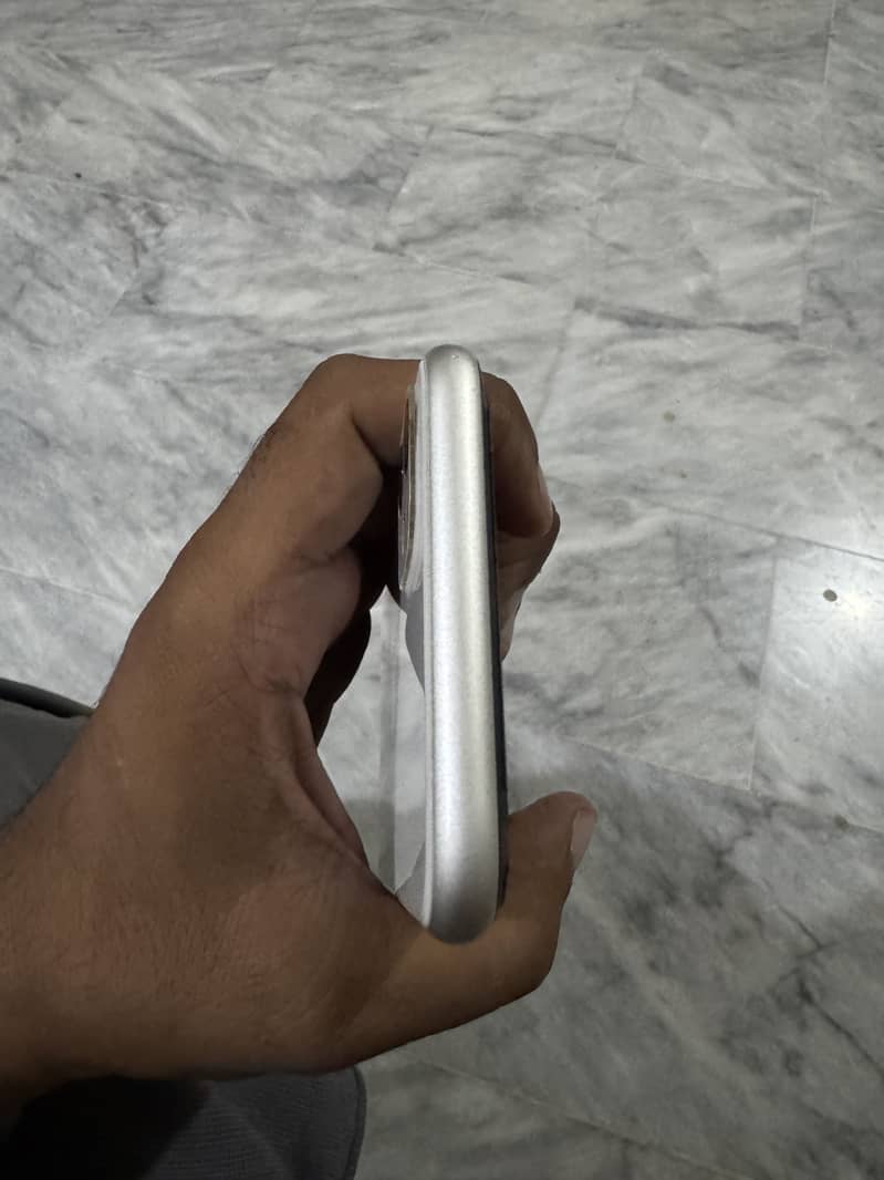 Apple iPhone 11 4