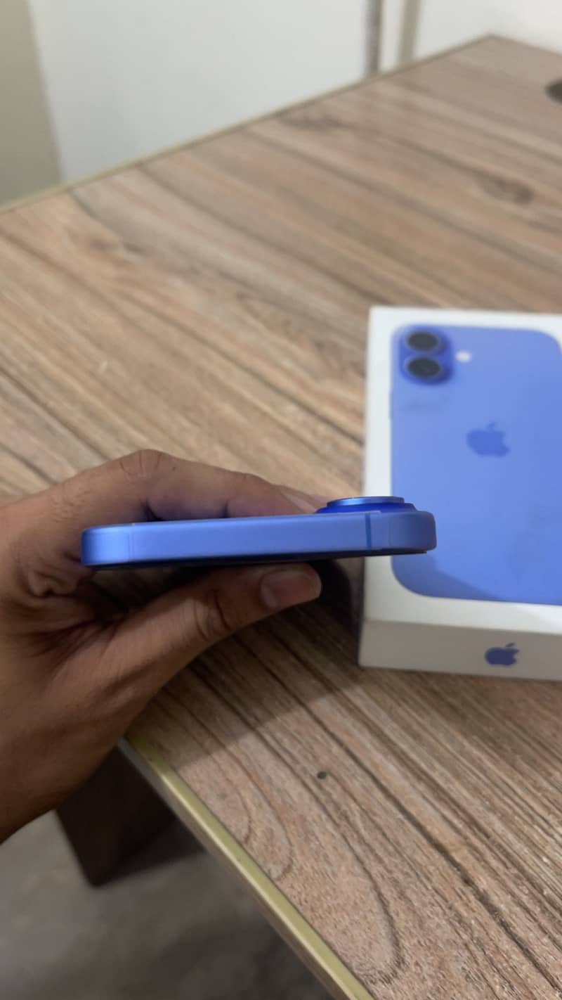 Apple iPhone 16 8