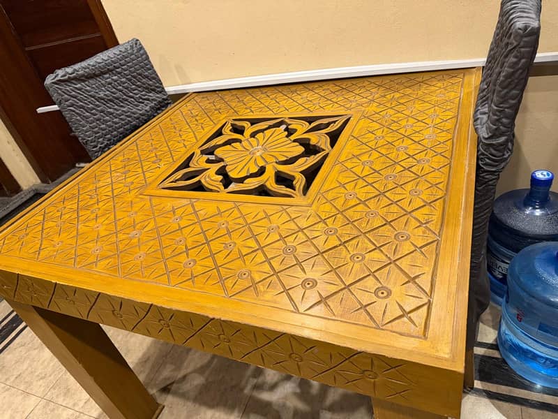 Dining table with four chairs 3