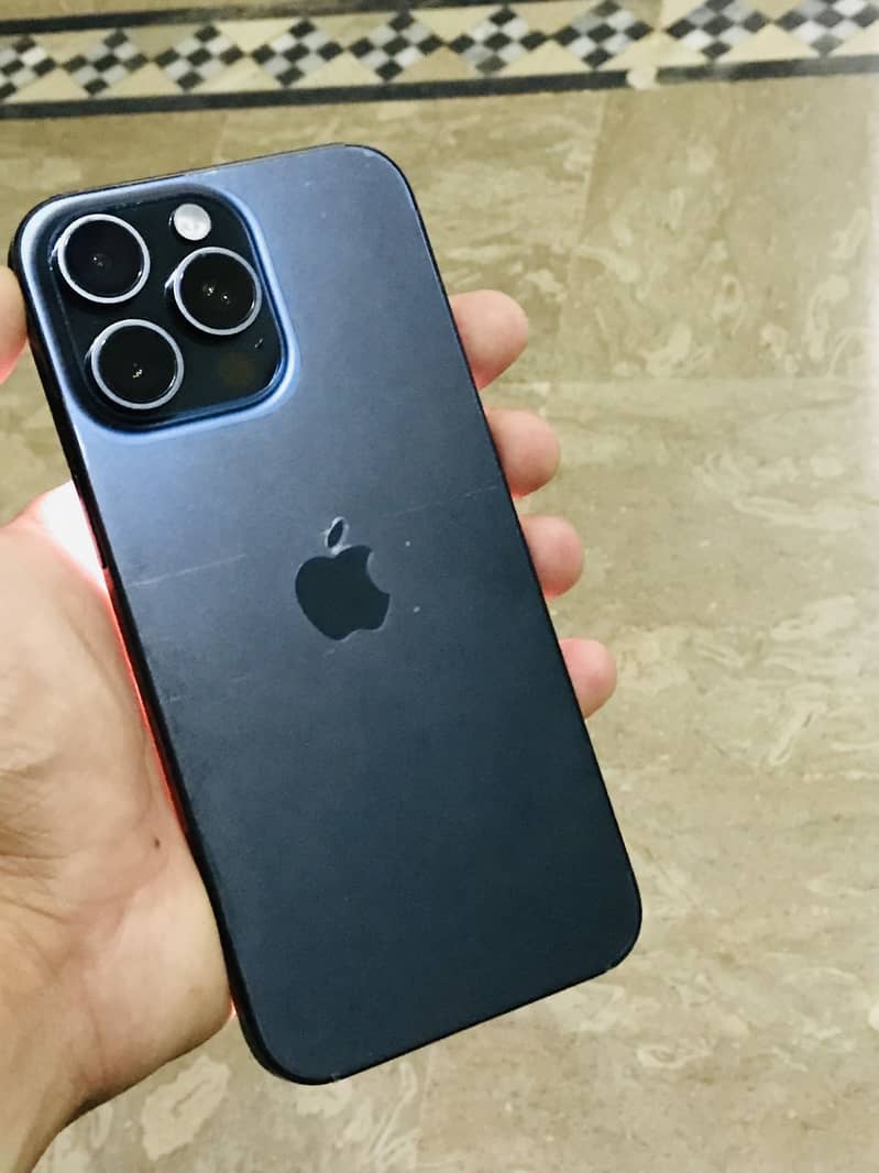 Apple iPhone 15 Pro Max 4