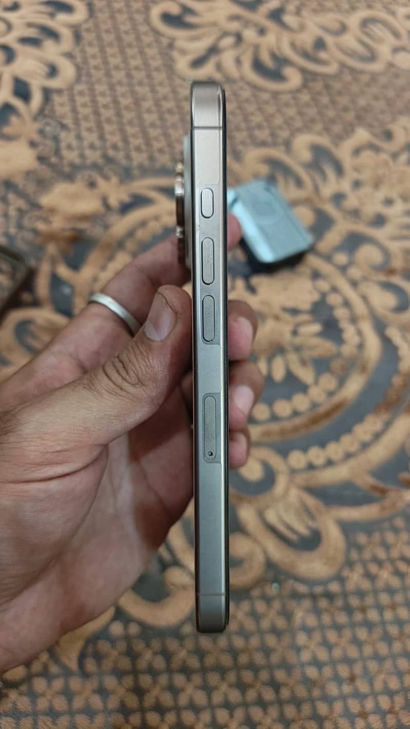 Apple iPhone 16 Pro 2
