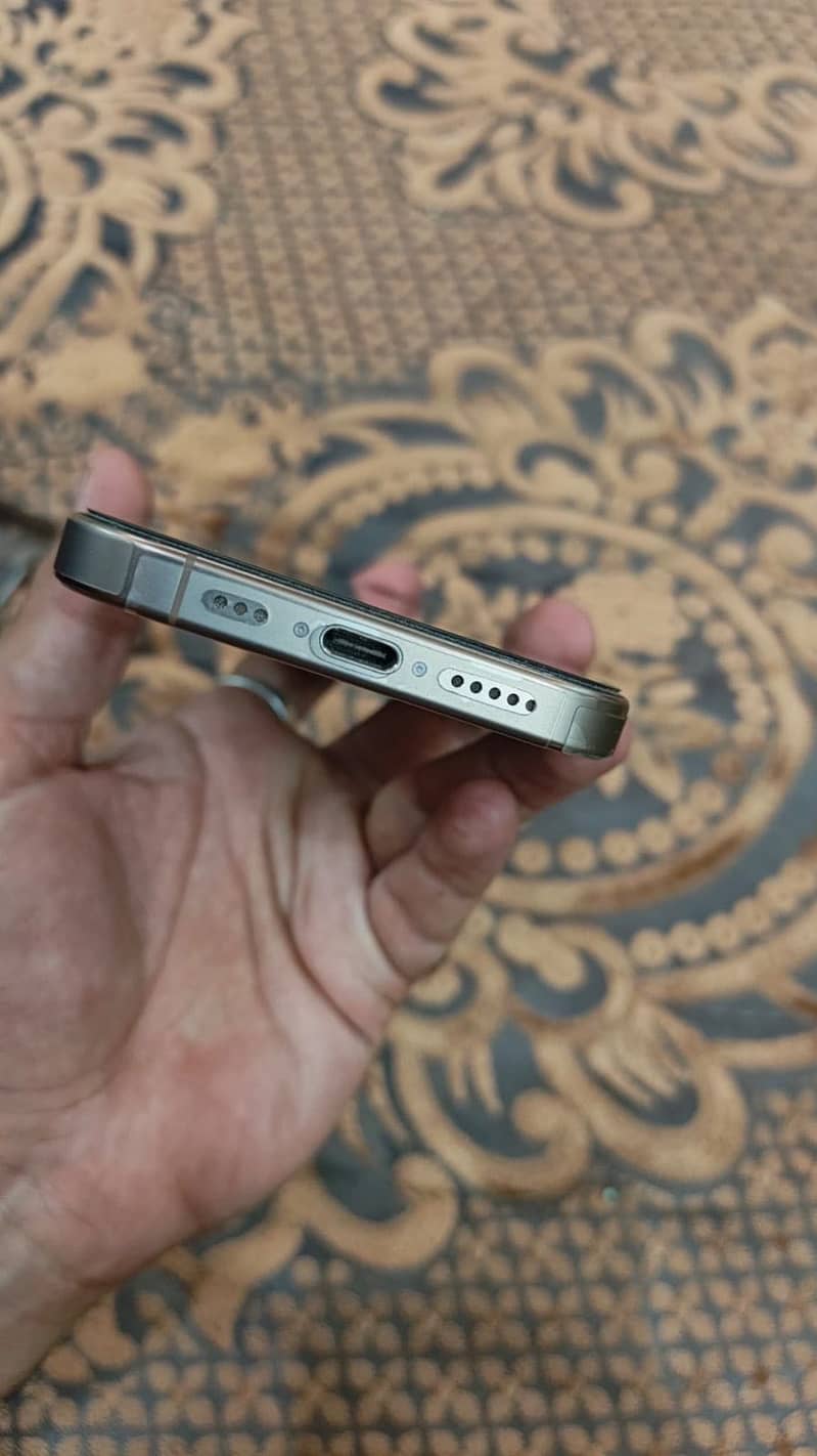 Apple iPhone 16 Pro 3