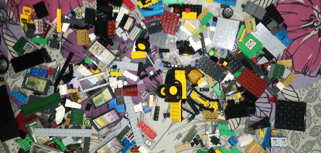 Chinese Lego 2. Kg Blocks Available With 5 Minifigures - Toys - 1120803921