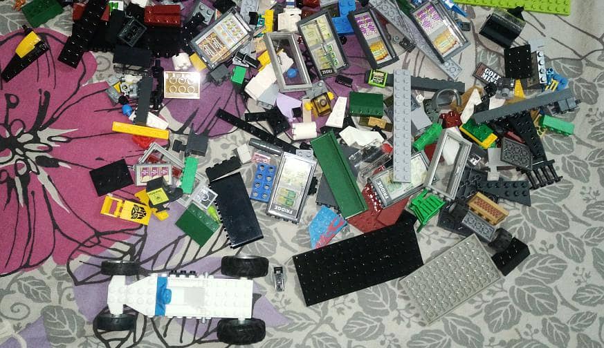 Chinese Lego 2. Kg Blocks Available With 5 Minifigures - Toys - 1120803921