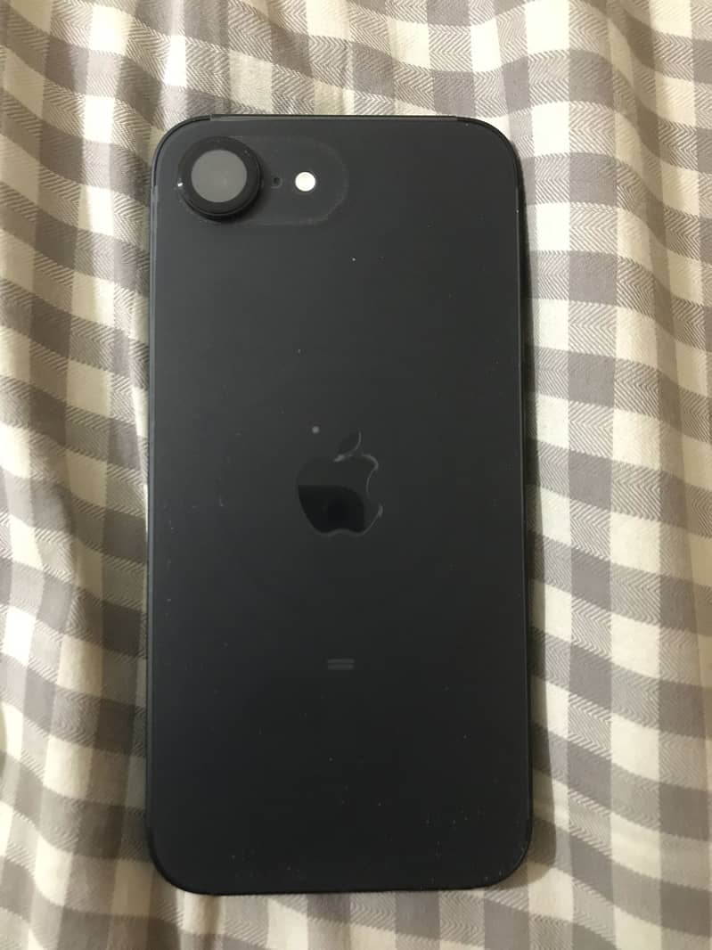 Apple iPhone 16e 1